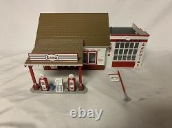 MTH RAILKING ESSO COUNTRY GAS SERVICE STATION GARAGE BUILDING With PUMPS 30-90301