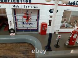 Vintage Danbury Mint Mobil Gas Service Station Diorama & Clock Take a LOOK