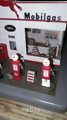 Danbury Mint Mobil Gas Station Light Up Clock Diorama Station-service Vintage