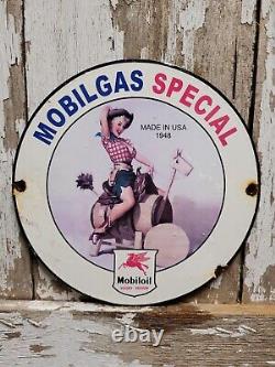 Enseigne Vintage en Porcelaine de Mobil pour Station-service, Garage et Service d'Huile avec Femme Rodeo Cowgirl