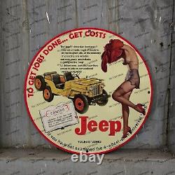 Enseigne de station-service vintage pour homme-caverne, en porcelaine rouge, représentant une Jeep ancienne, coûtant 12 cents le gallon.