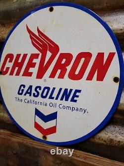 Enseigne vintage en porcelaine Chevron pour station-service, réparation et entretien d'automobiles et de camions aux États-Unis.