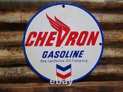 Enseigne vintage en porcelaine Chevron pour station-service, réparation et entretien d'automobiles et de camions aux États-Unis.