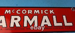 Enseigne vintage en porcelaine de la station-service internationale Mccormick Farmall gaz et huile