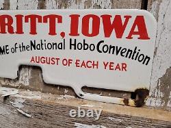 Haut de pancarte en porcelaine de Vintage Britt Iowa pour la convention des hobos à la station-service d'huile et de gaz