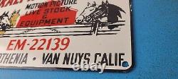 Panneau de station-service en porcelaine Vintage Ralph Mccutcheon représentant un cheval de bétail