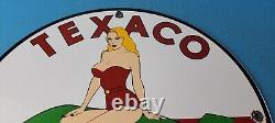 Panneau de station-service en porcelaine Vintage Texaco Gasoline avec une bombe blonde en service militaire