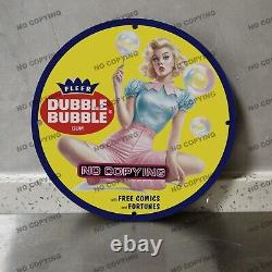 Panneau en porcelaine Bubble Yum vintage avec une pin-up de chewing-gum pour une station-service d'huile et de gaz