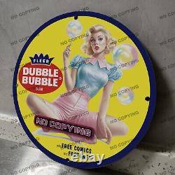 Panneau en porcelaine Bubble Yum vintage avec une pin-up de chewing-gum pour une station-service d'huile et de gaz
