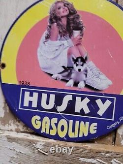 Plaque en porcelaine vintage de la station-service Husky Gasoline - Pompe à huile avec femme servant