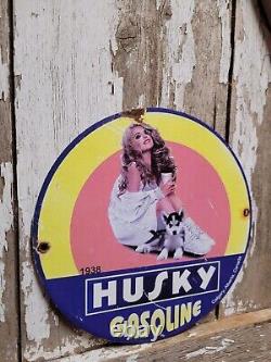 Plaque en porcelaine vintage de la station-service Husky Gasoline - Pompe à huile avec femme servant