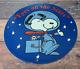 Plaque Signalétique En Porcelaine Vintage De La Nasa Snoopy Dans L'espace à La Station-service Lunaire Avec Pompe à Essence.