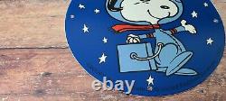 Plaque signalétique en porcelaine vintage de la NASA Snoopy dans l'espace à la station-service lunaire avec pompe à essence.