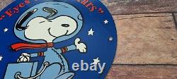 Plaque signalétique en porcelaine vintage de la NASA Snoopy dans l'espace à la station-service lunaire avec pompe à essence.