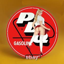Traduisez ce titre en français : Plaque de signalisation en porcelaine rouge de la station-service PDQ Gas avec une illustration rétro d'une fille et d'une pompe à essence pour voiture.