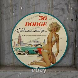 Voiture vintage Dodge verte de 1956 - Enseigne pour station-service en porcelaine de 12 pieds pour la caverne de l'homme
